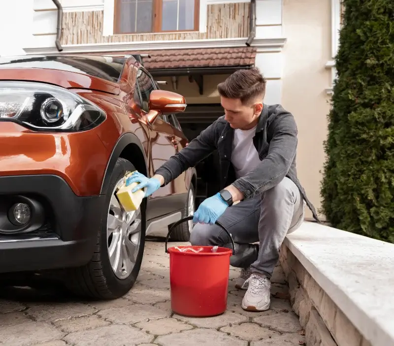 Lavage auto à domicile Montrond-les-Bains : professionnel intervenant sur un véhicule